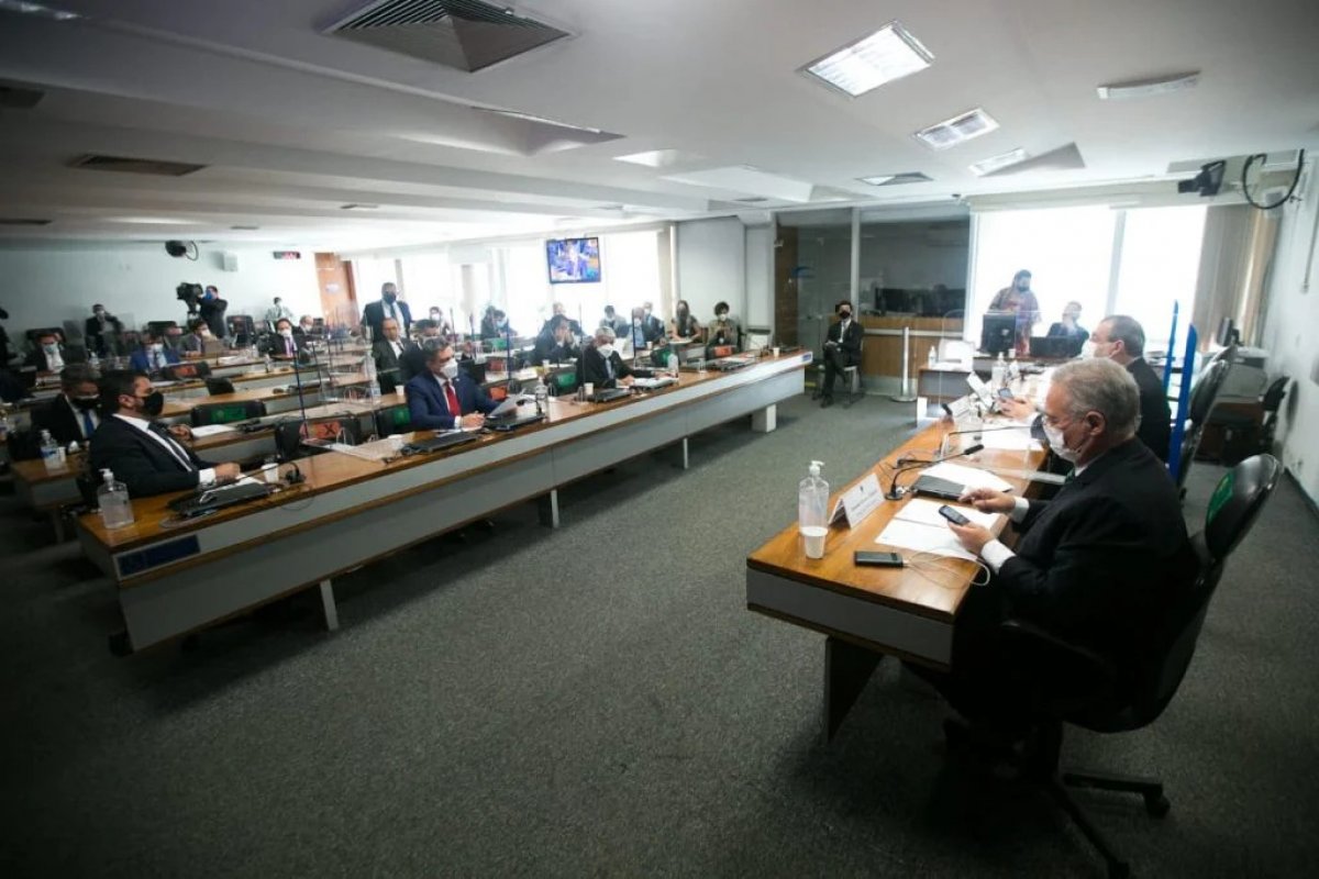 "Ninguém chamou ninguém de asno aqui", diz Omar Aziz durante CPI