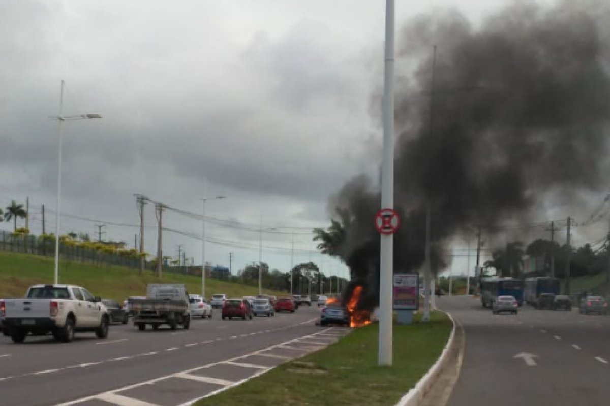 Carro pega fogo na Av. Paralela e deixa trânsito intenso na região