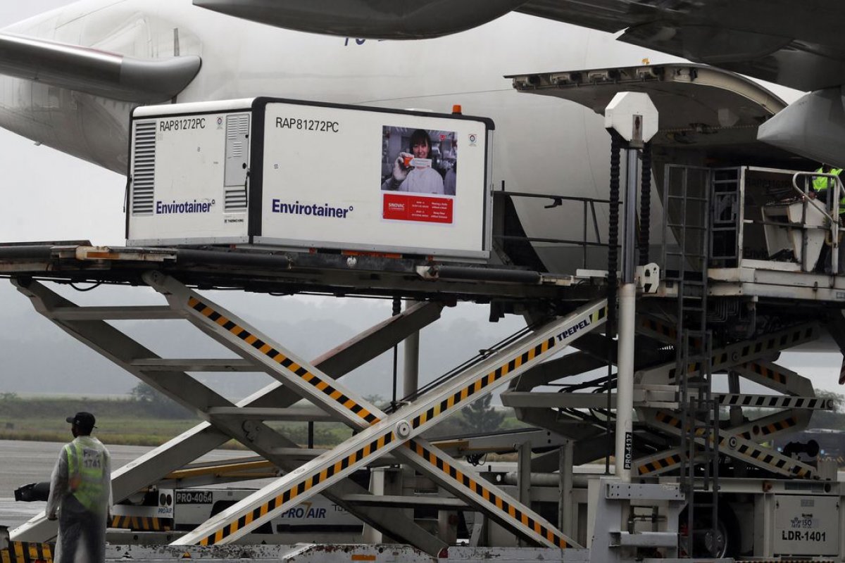 Butantan deve receber no sábado (26) mais 6 mil litros de IFA