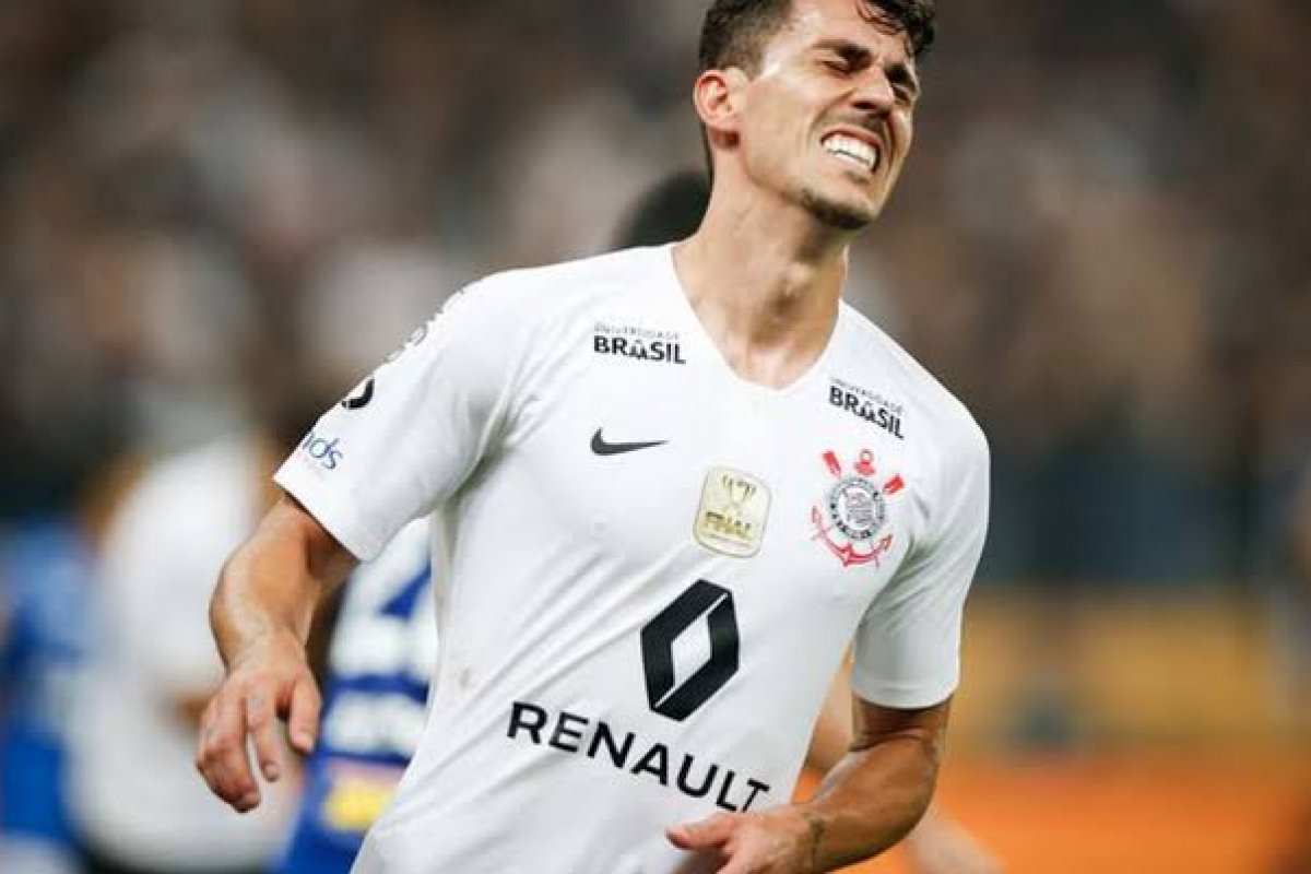 Após comentário racista, Corinthians decide rescindir com Danilo Avelar