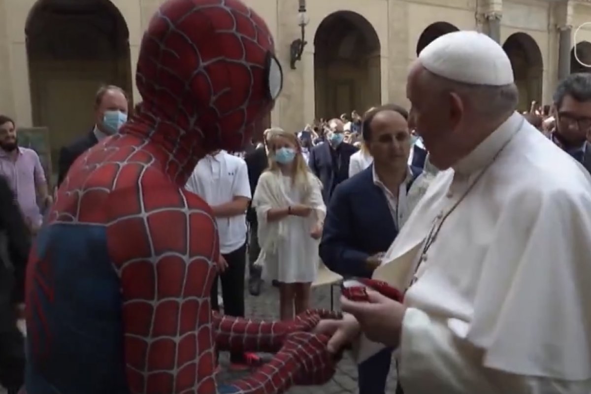 Vídeo: 'Homem-Aranha' participa de audiência com o papa no Vaticano