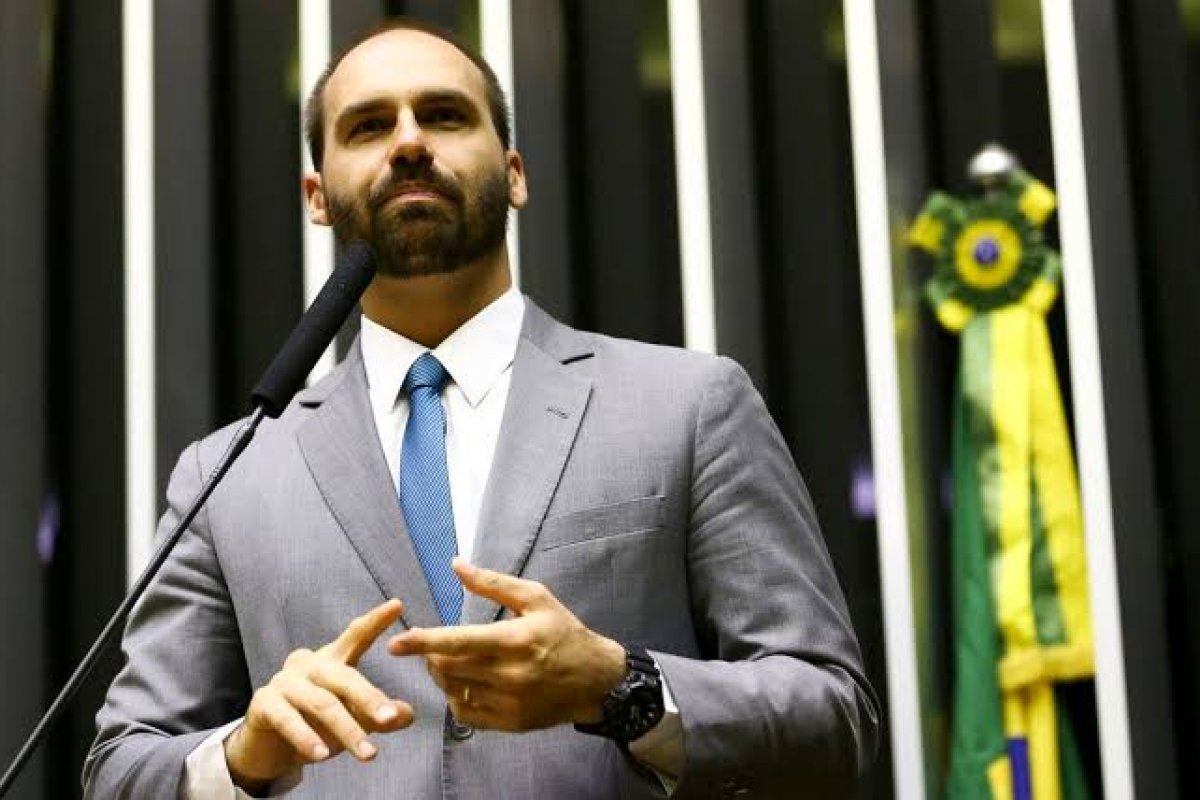 "Vai ter que provar", diz Eduardo Bolsonaro sobre denúncia feita por Luís Miranda
