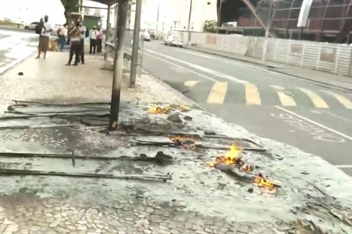 Banheiros químicos são incendiados no bairro do Comércio, em Salvador