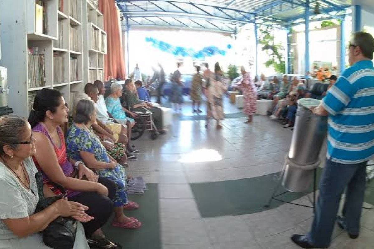 Médicos veterinários realizam ação solidária com doação de alimentos a abrigo de idosos em Salvador