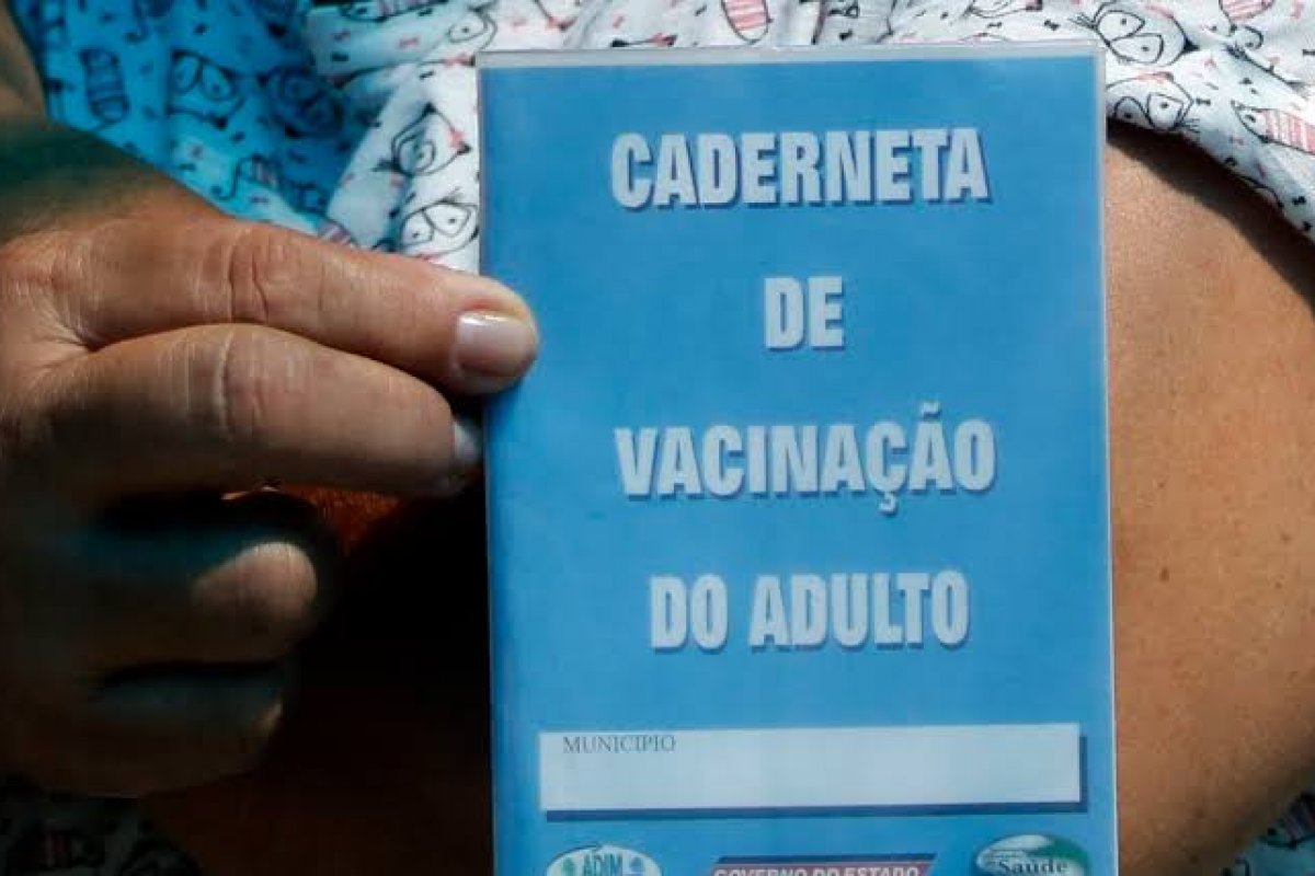 Foto com carteira de vacina contra Covid-19 pode levar a golpes
