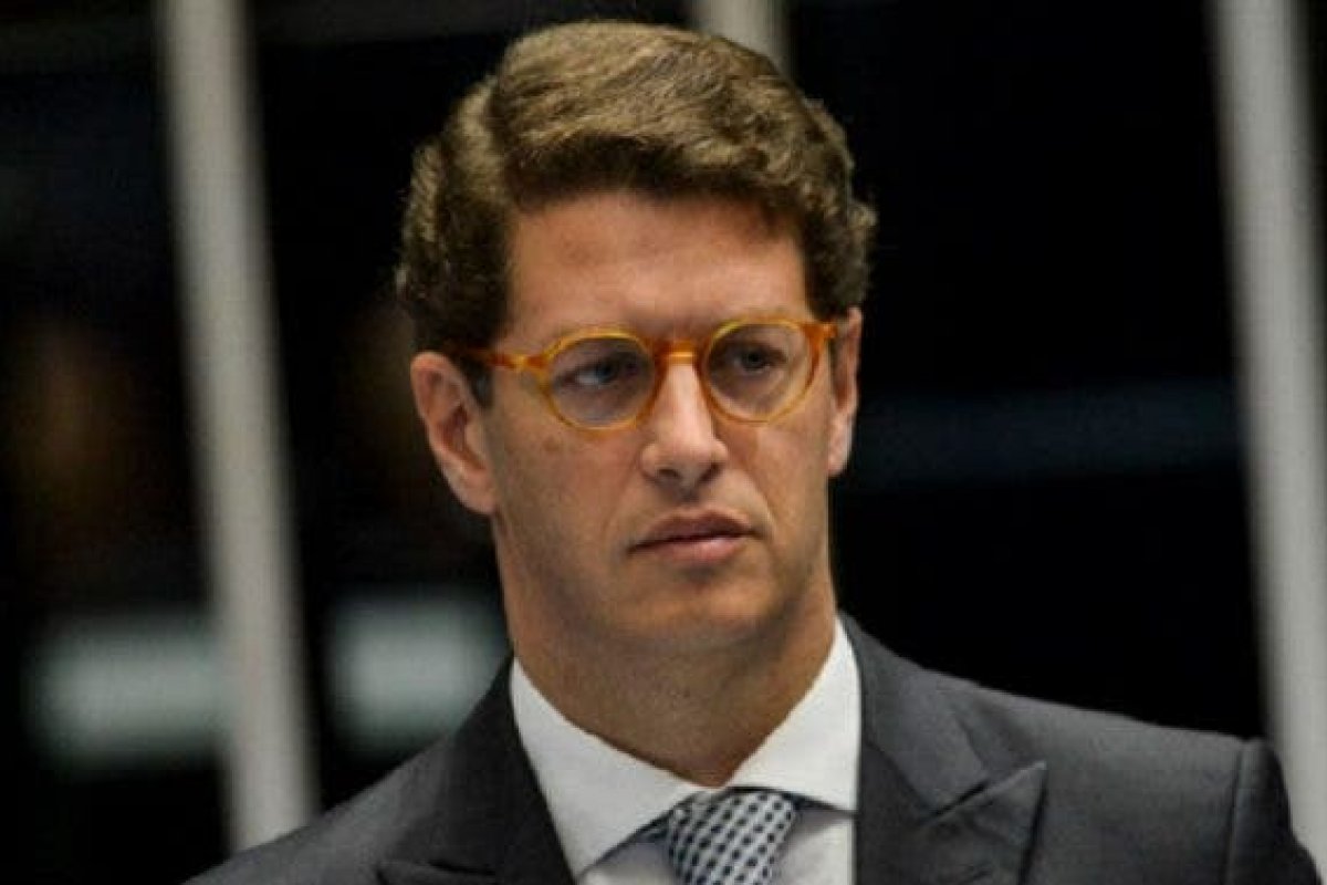 STF autoriza envio do celular de Salles para desbloqueio nos EUA