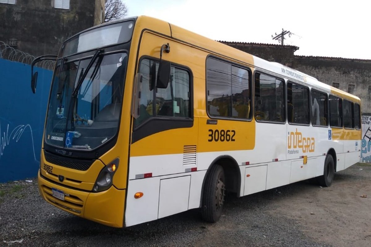 Homem armado assalta ônibus na Avenida Bonocô, em Salvador