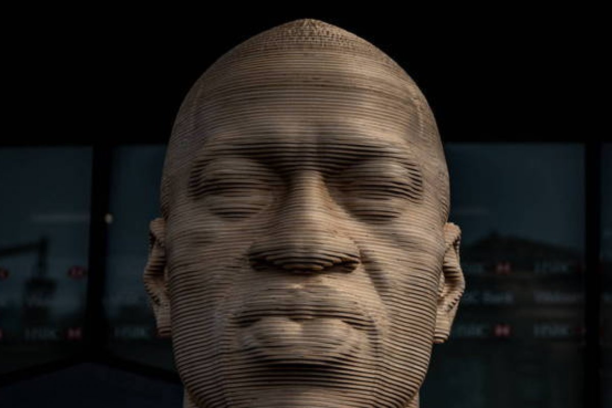 Membros de grupo neonazista vandalizam estátua recém-inaugurada de George Floyd em Nova York