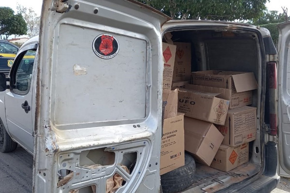 Operação apreende 4,6 mil unidades de fogos de artifício transportadas em carro de forma irregular na BR-242