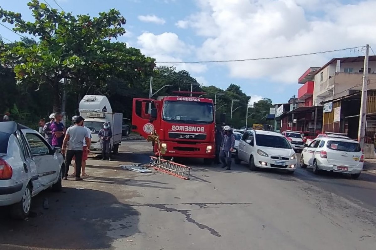 Acidente envolvendo dois carros em Salvador deixa uma pessoa ferida