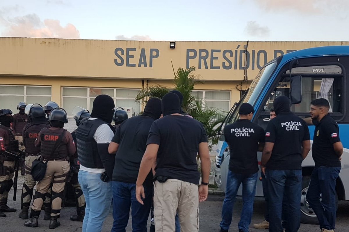 Arma e celulares são apreendidos dentro de presídio, em Salvador