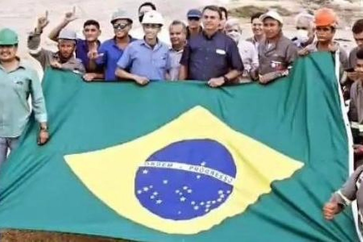 Operários fazem 'L' ao lado de Bolsonaro no RN e foto viraliza nas redes sociais; ministério apaga foto