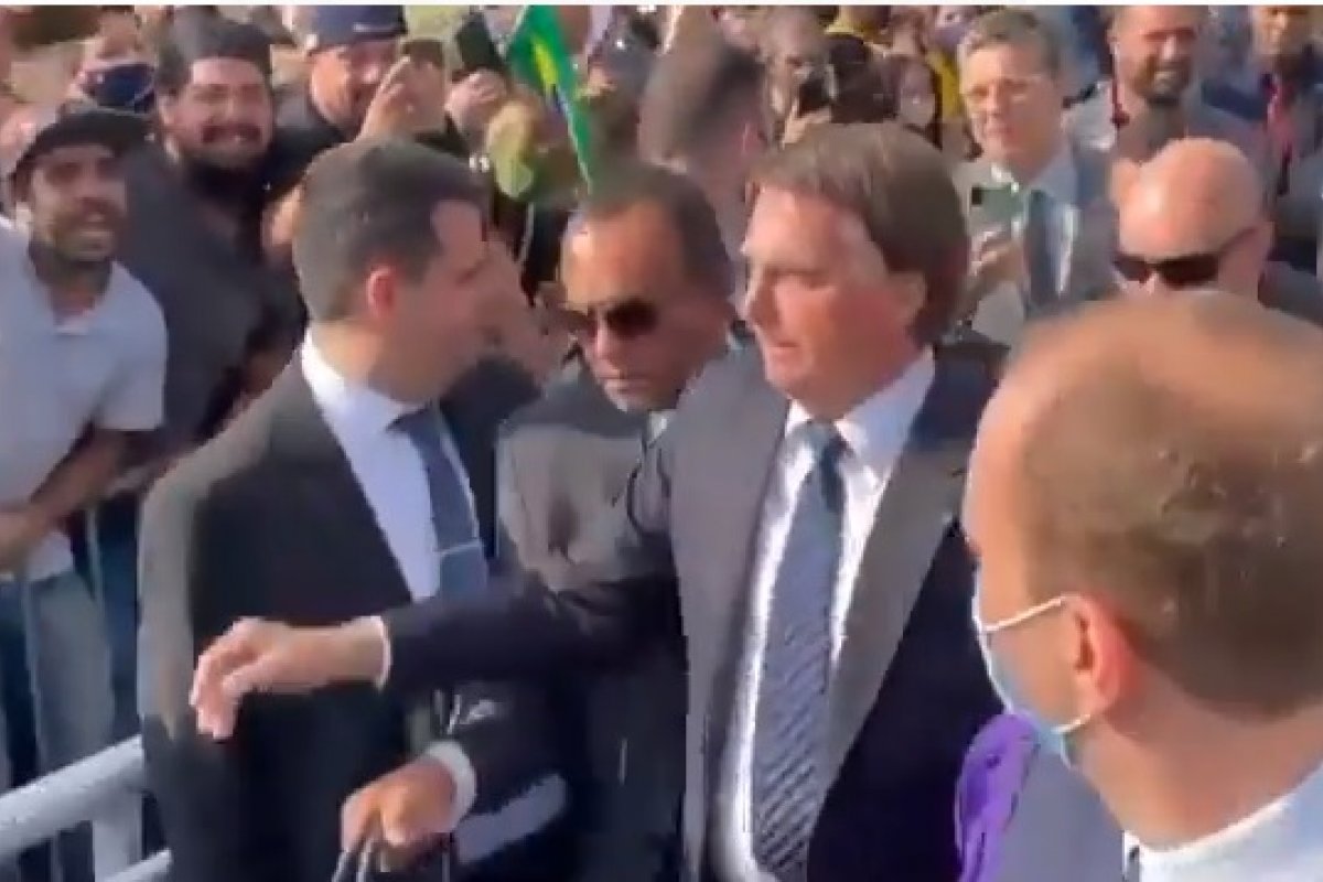 Vídeo: Bolsonaro é recebido por multidão de apoiadores em Sorocaba (SP)