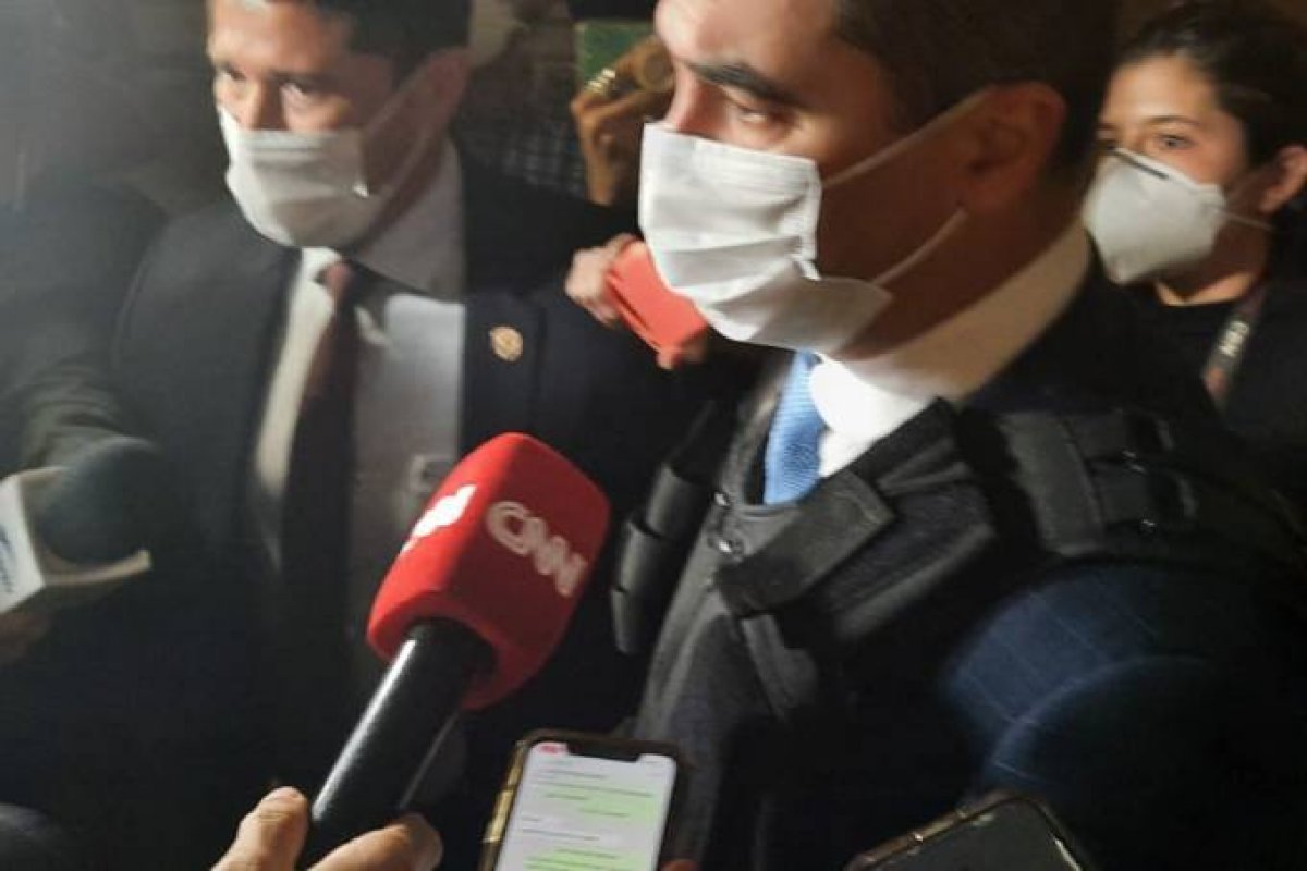 Luis Miranda chega para depor na CPI da Pandemia usando colete à prova de balas