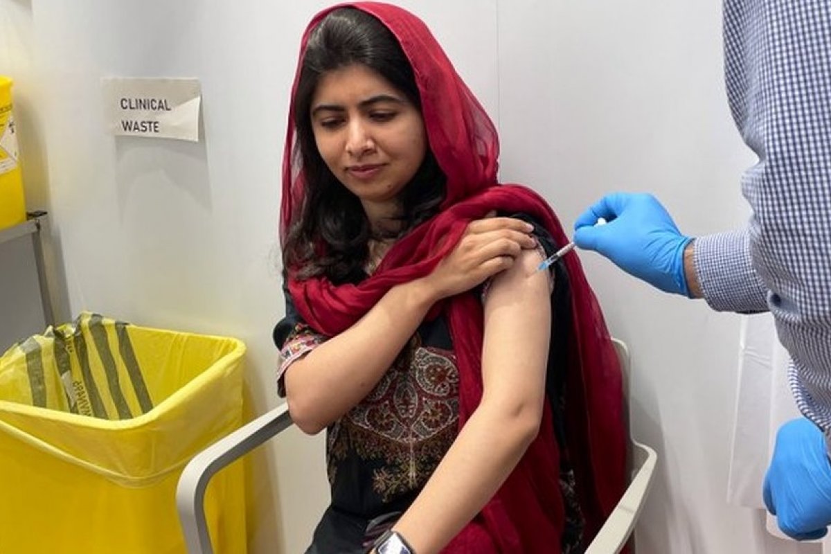 Aos 23 anos, Malala recebe primeira dose contra a covid-19 no Reino Unido