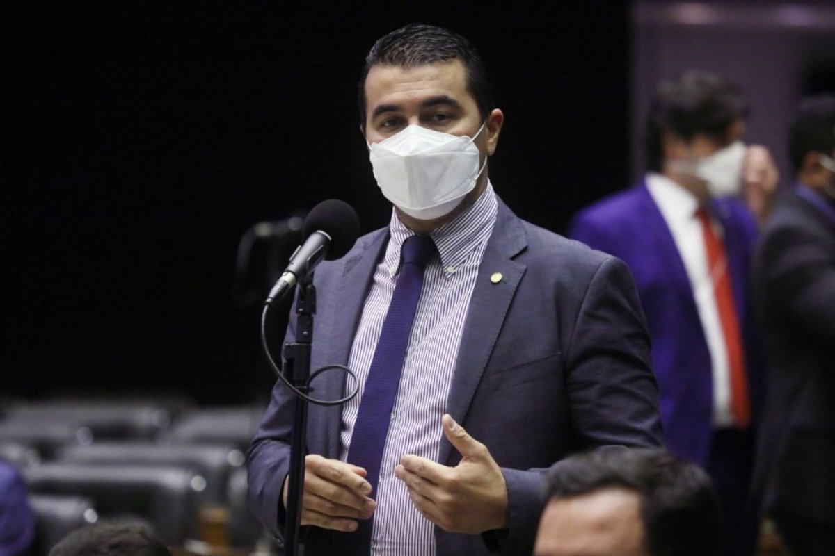 Deputado diz estar decepcionado com Bolsonaro devido à omissão sobre supostas irregularidades na compra de vacina