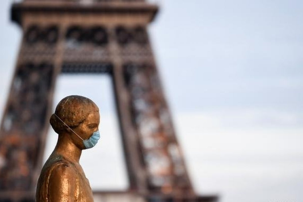 Estudantes brasileiros barrados de entrar na França temem perder bolsas de estudo