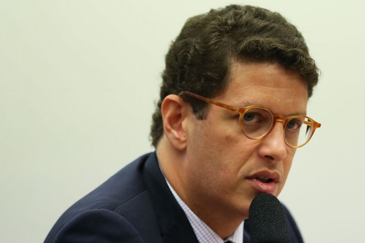 Após ordem do STF, Ricardo Salles entrega passaporte à PF