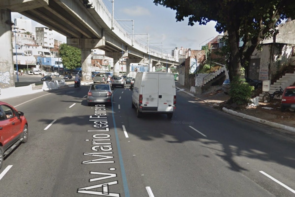 Motorista fica ferido após carro capotar na Avenida Bonocô, em Salvador