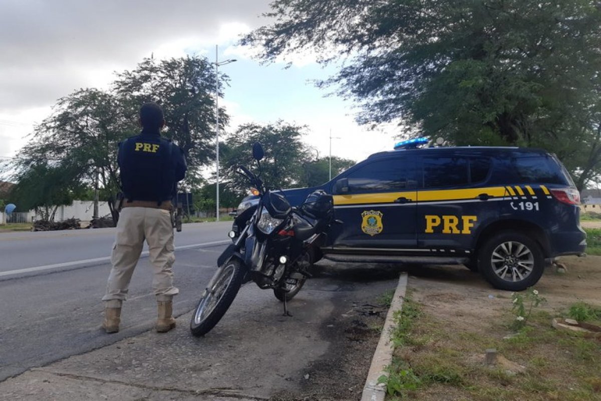 Moto roubada na Paraíba é recuperada em Paulo Afonso após abordagem da PRF