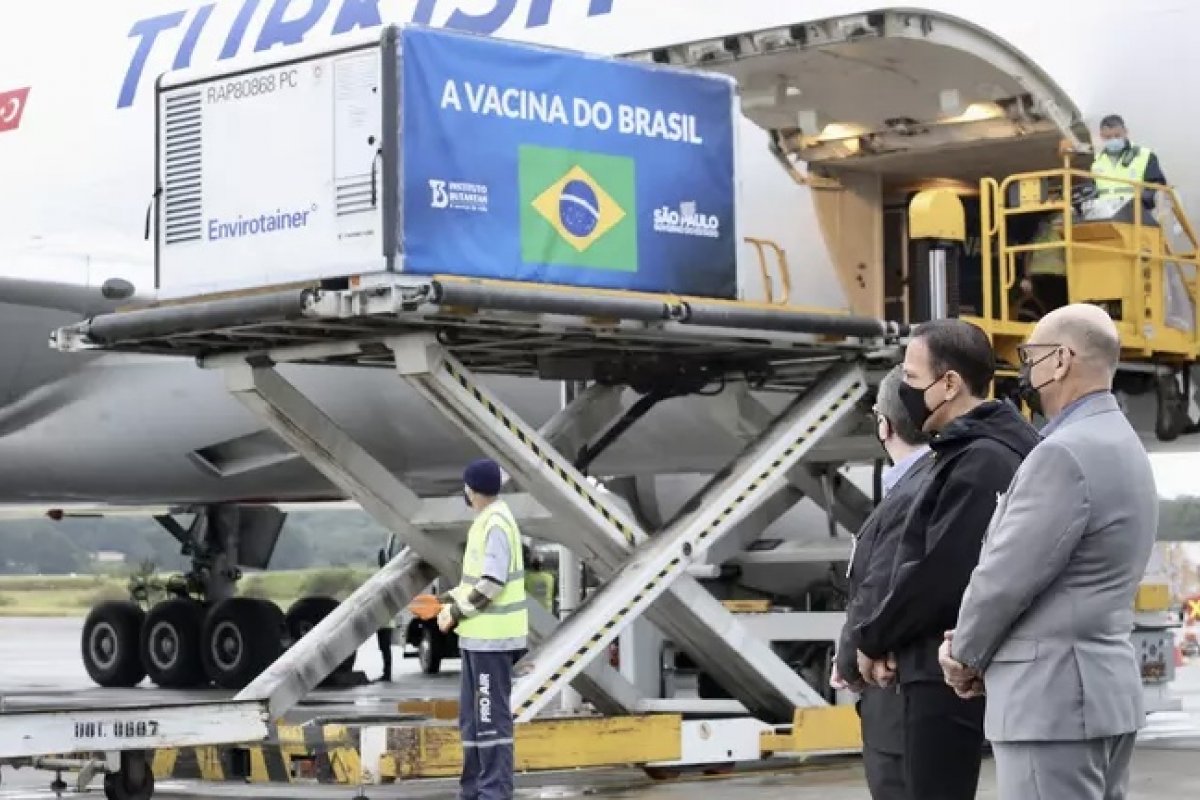 Butantan recebe neste sábado IFA para produzir mais 10 mi de doses da Coronavac