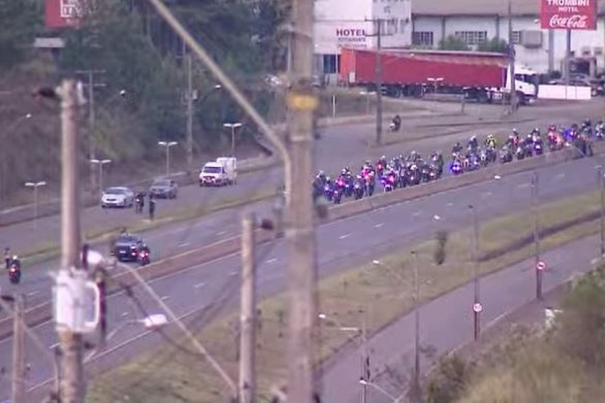 Vídeo: Bolsonaro participa de passeio de moto com apoiadores na manhã deste sábado (26) em SC