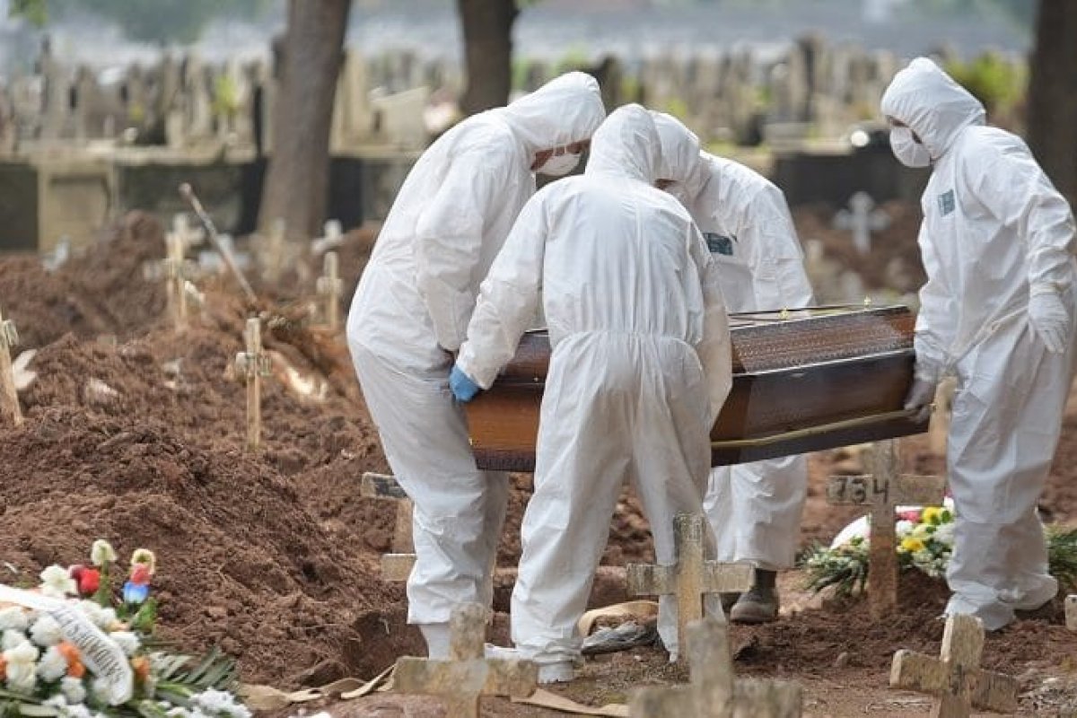 Brasil se torna o 1º do mundo em mortes provocadas pela Covid-19 por milhão de habitantes, revela Fiocruz