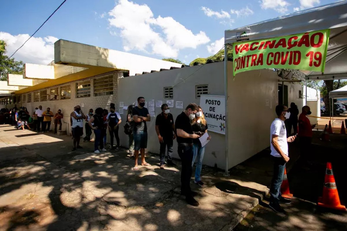 Levantamento da Fiocruz revela que 1 em cada 7 brasileiros recebeu a vacina contra Covid fora da cidade onde mora