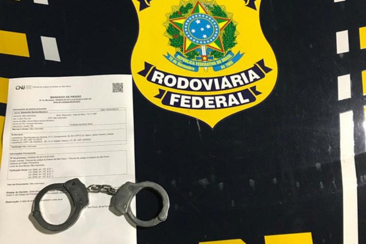 PRF prende passageiro de caminhão na BR-110 no interior da Bahia