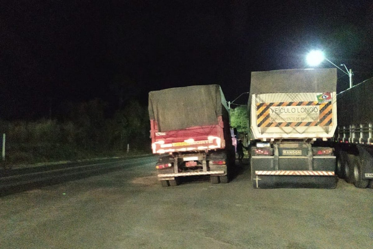 Três veículos são apreendidos após PRF constatar excesso no limite de carga
