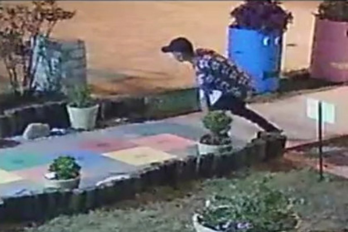 Homem é flagrado roubando plantas em clínica de Vitória da Conquista