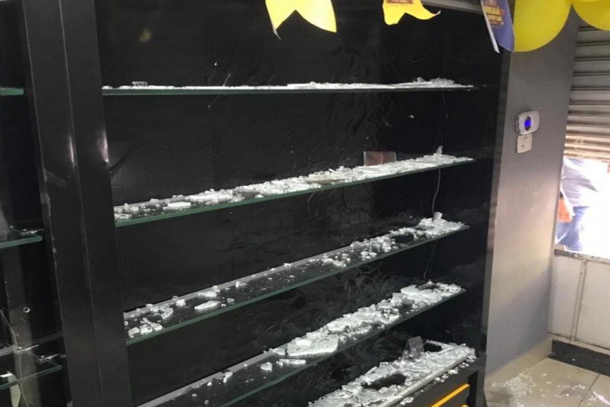 Grupo arromba porta de loja para roubar celulares em Salvador