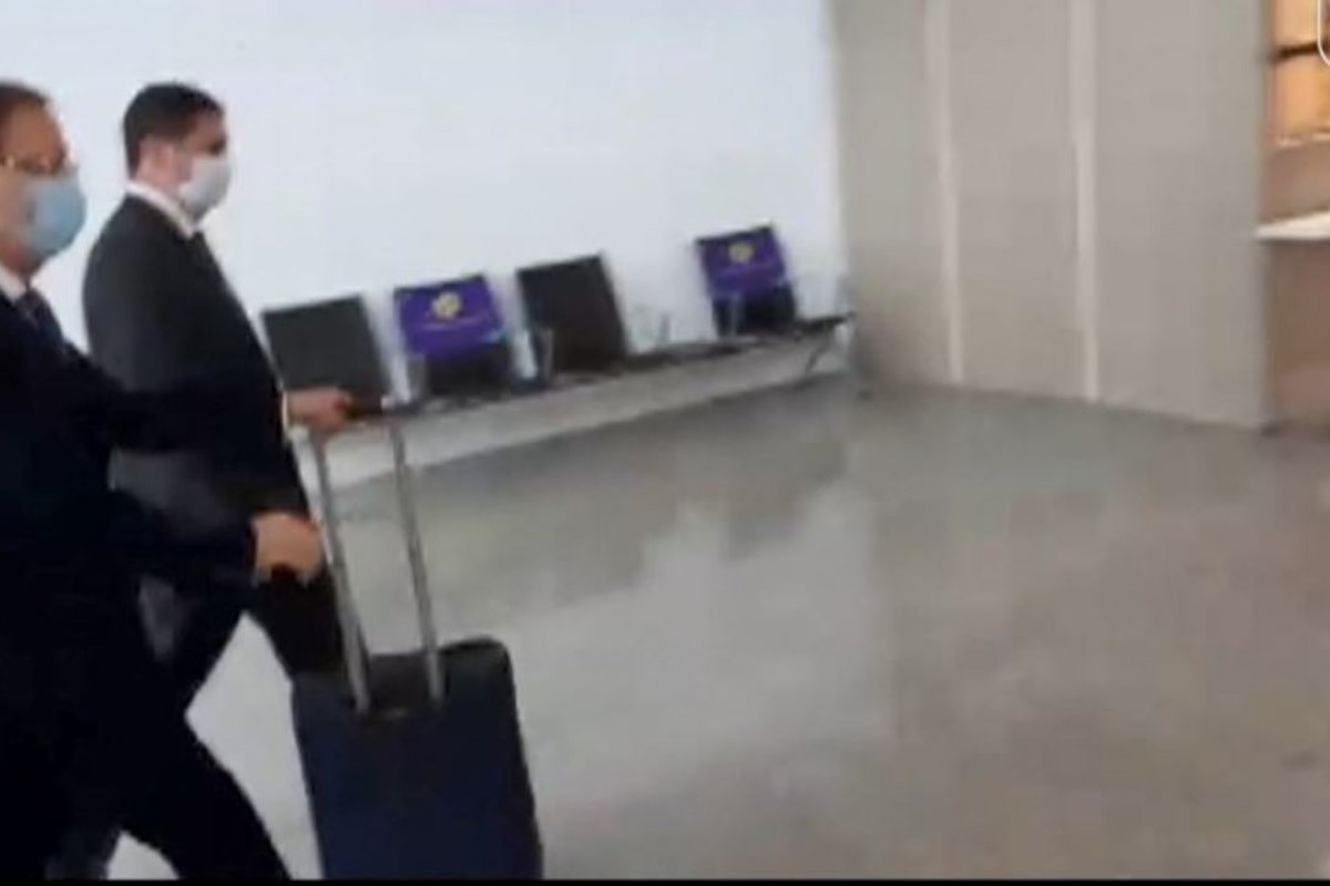 Carlos Wizard desembarca no Brasil e entrega passaporte à Polícia Federal