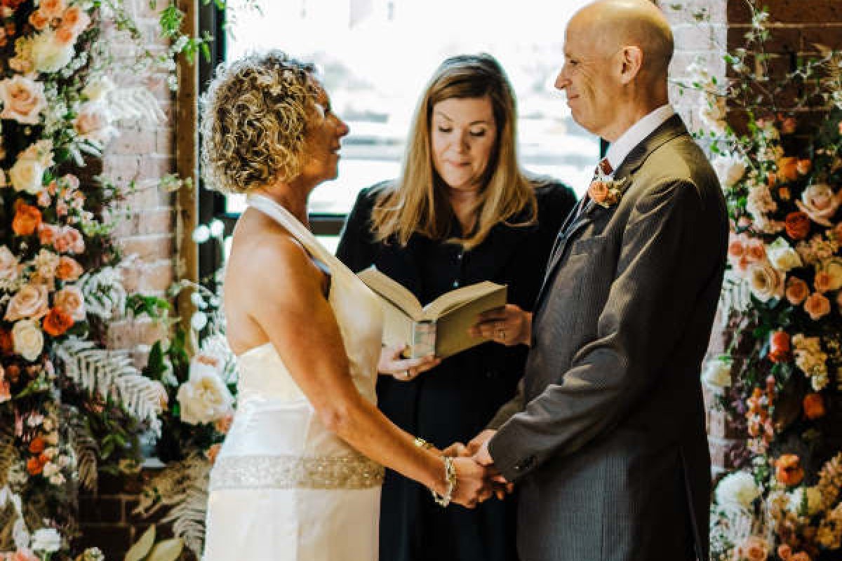 Homem com Alzheimer se apaixona e se casa com esposa pela 2ª vez