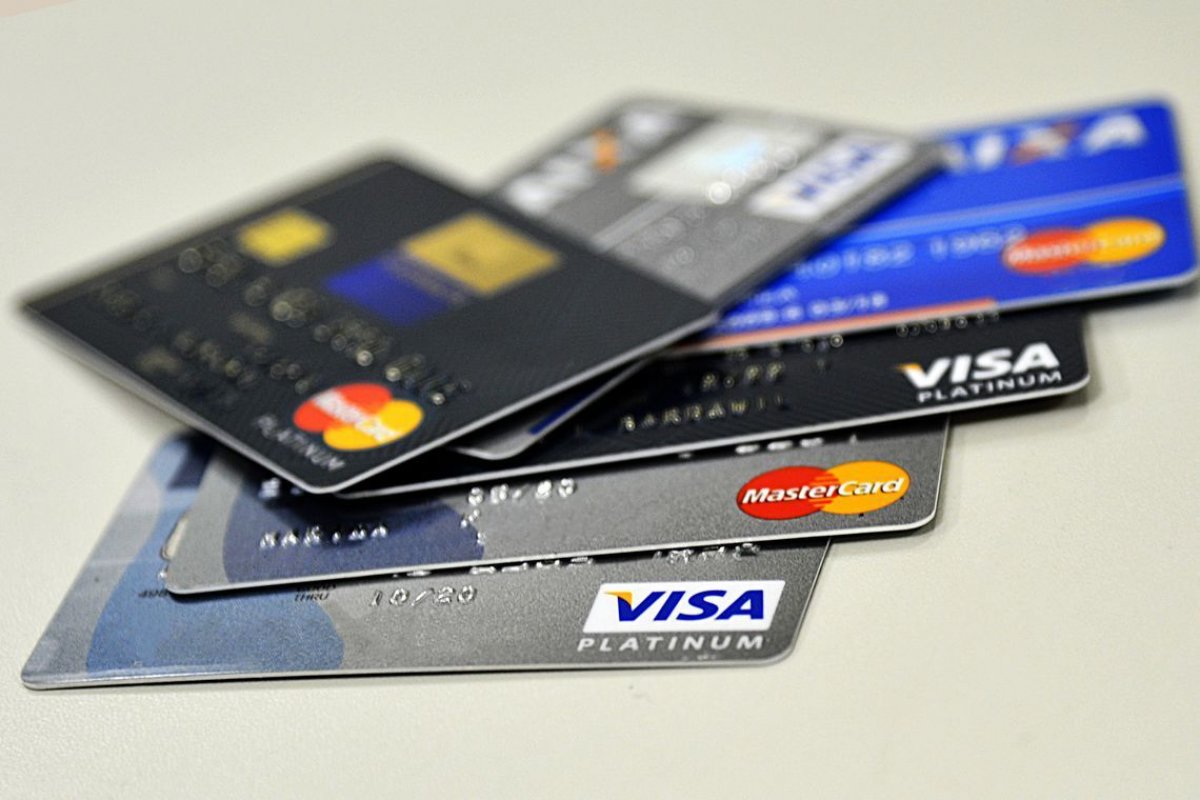 Juros do cartão de crédito e do cheque especial caem em maio, informa Banco Central