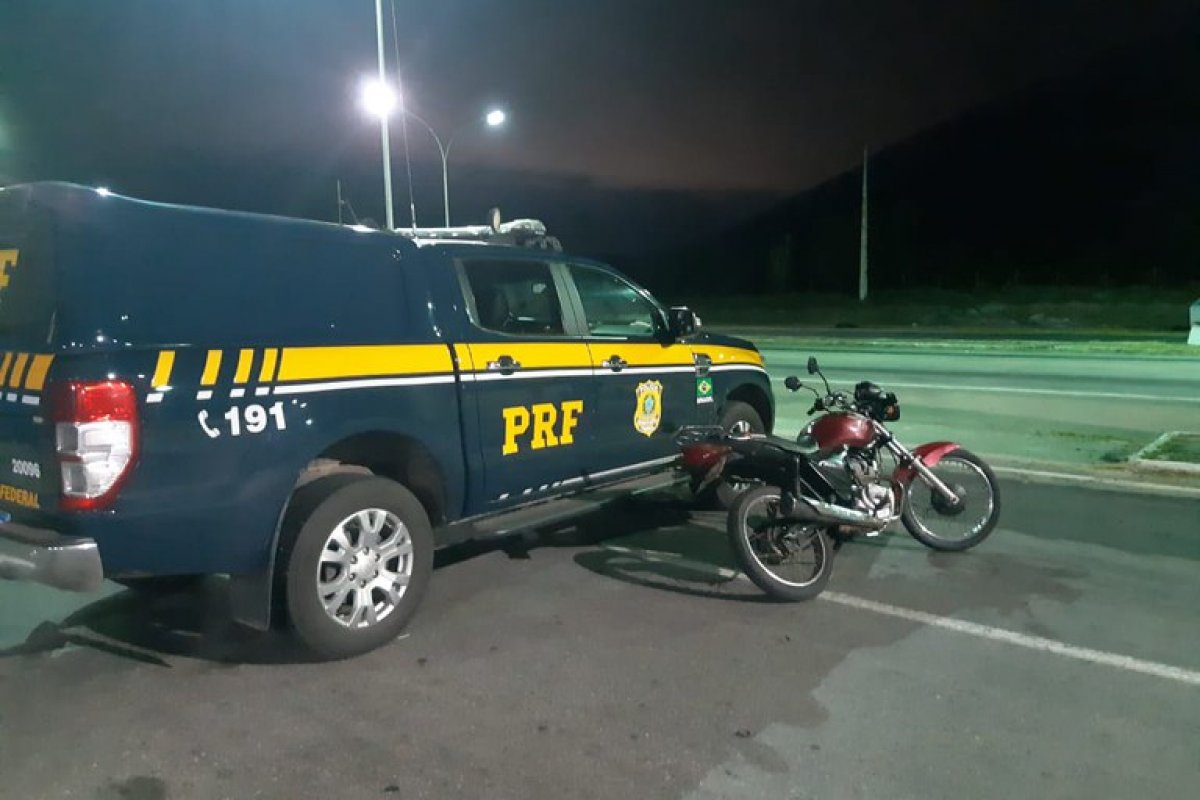 Adolescente de 17 anos é flagrado com moto roubada em rodovia no sul da Bahia