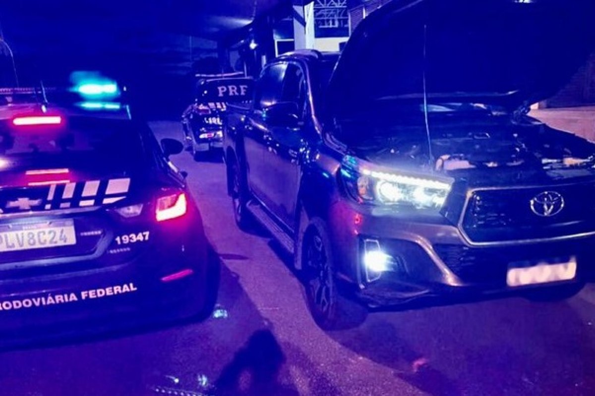 Carro roubado no ES é recuperado na BR 101, na Bahia