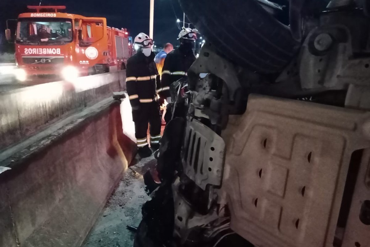 Quatro pessoas são resgatadas após acidente de carro na BR 324