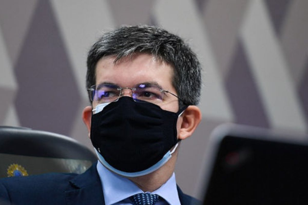 Randolfe Rodrigues afirma que começou a colher assinaturas para prorrogar o prazo da CPI