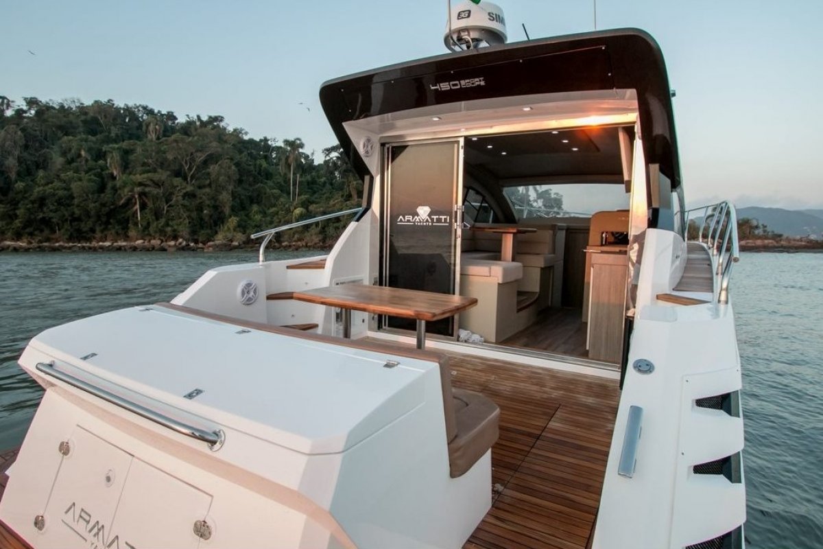 Sucesso em vendas no Brasil, lancha Armatti 460 chega à Europa