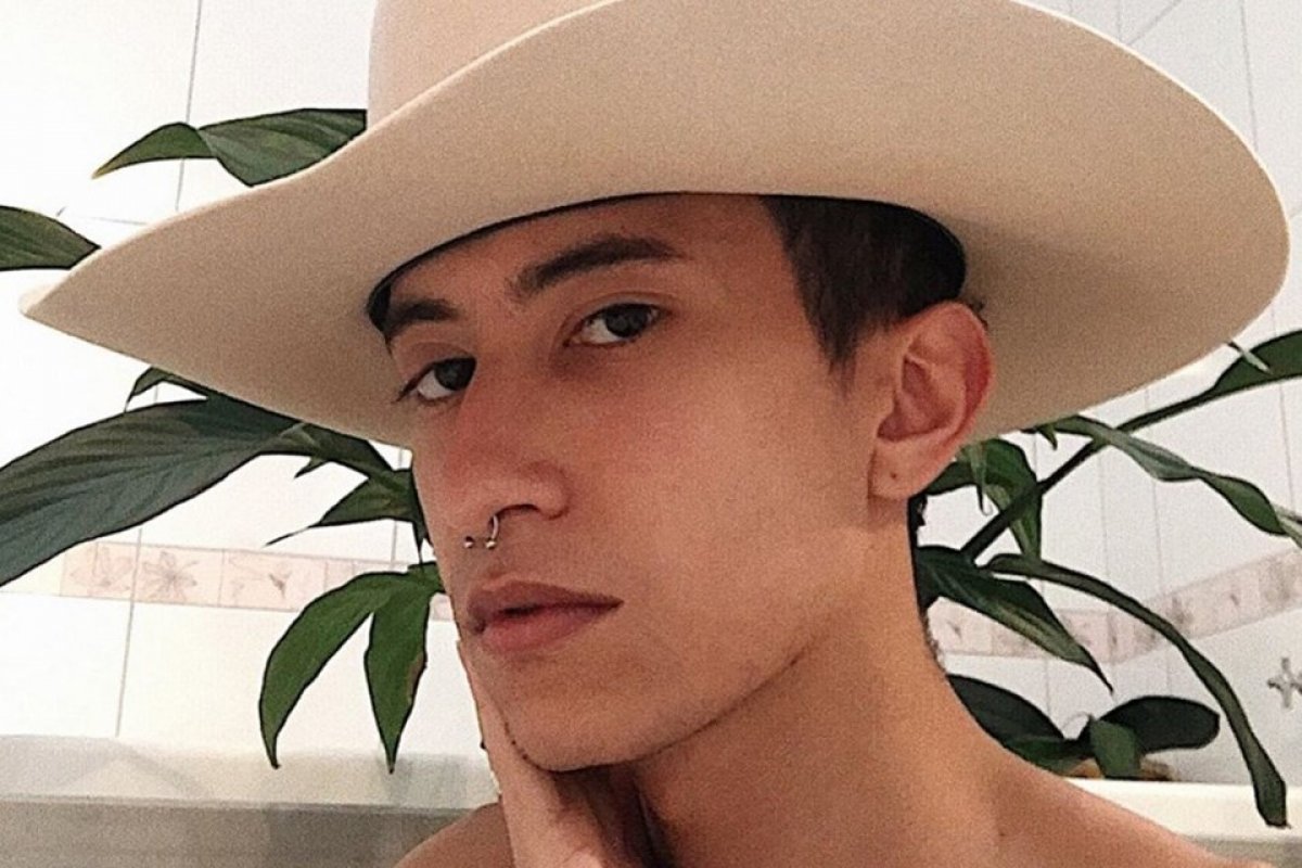 Completamente nu, filho de sertanejo empina o bumbum na frente do espelho e choca a web