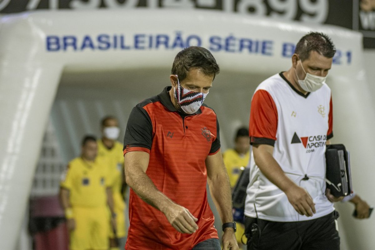 Ramon Menezes completa 20 dias de Vitória com 44% de aproveitamento