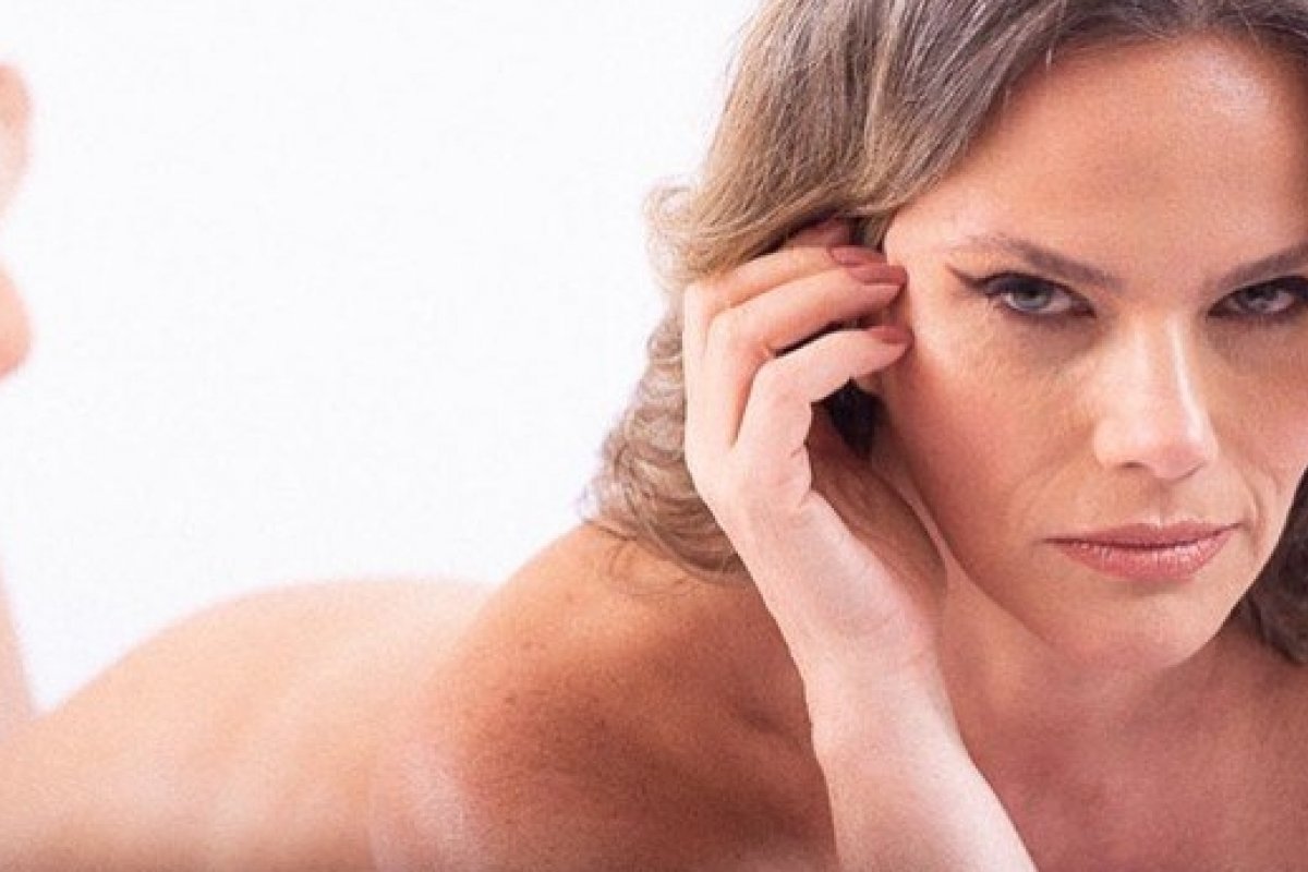 Uau! Aos 50 anos, Maria Cândida posa nua e exibe corpão