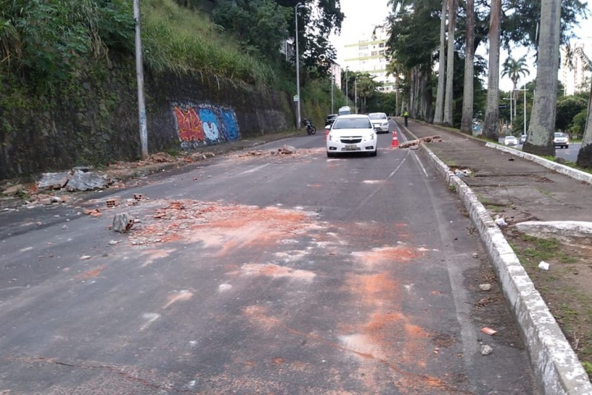 Parte de muro de hospital desaba na região de Nazaré, bairro de Salvador