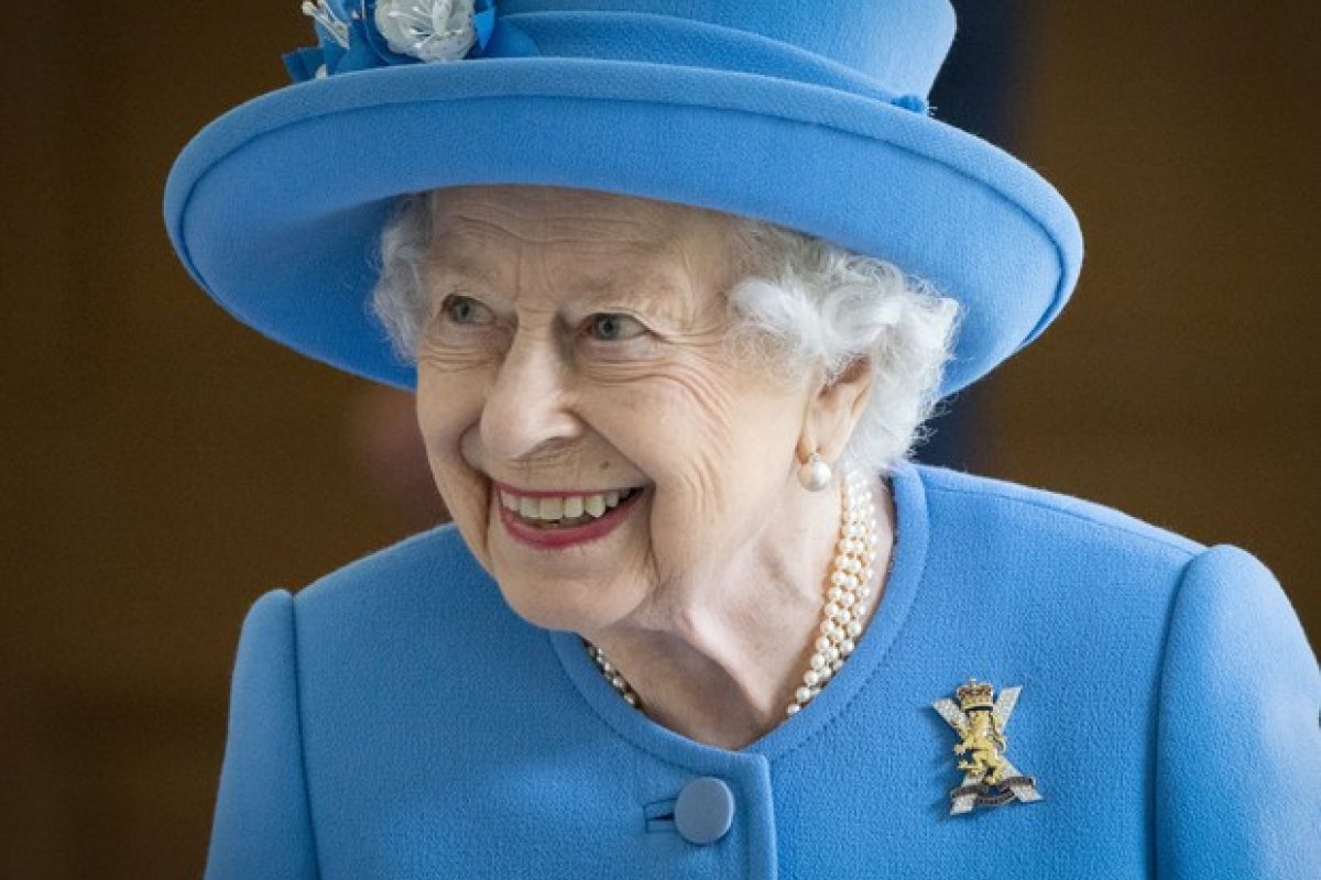 Nada de aposentadoria! Aos 95 anos, Rainha Elizabeth II faz primeira viagem desde a morte de Philip