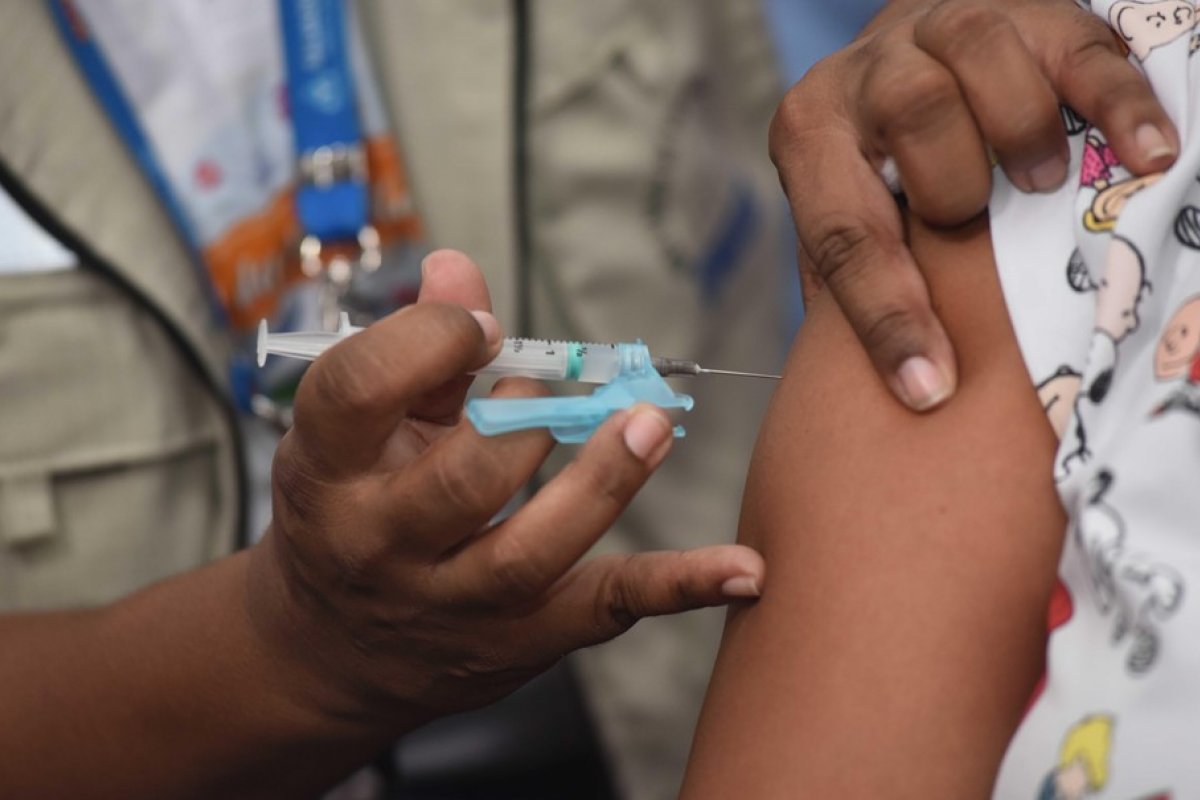 Mundo atinge marca de 3 bilhões de doses de vacinas contra a Covid-19 aplicadas