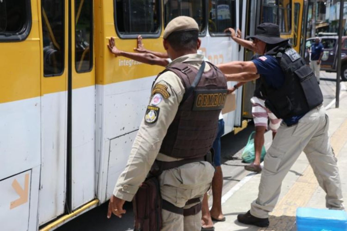Presos suspeitos de assaltar ônibus com arma de brinquedo