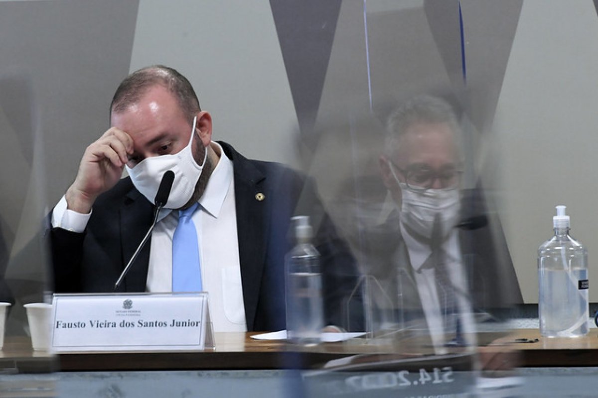 "Você não está fazendo favor, está fazendo obrigação", diz Omar Aziz a Fausto Vieira