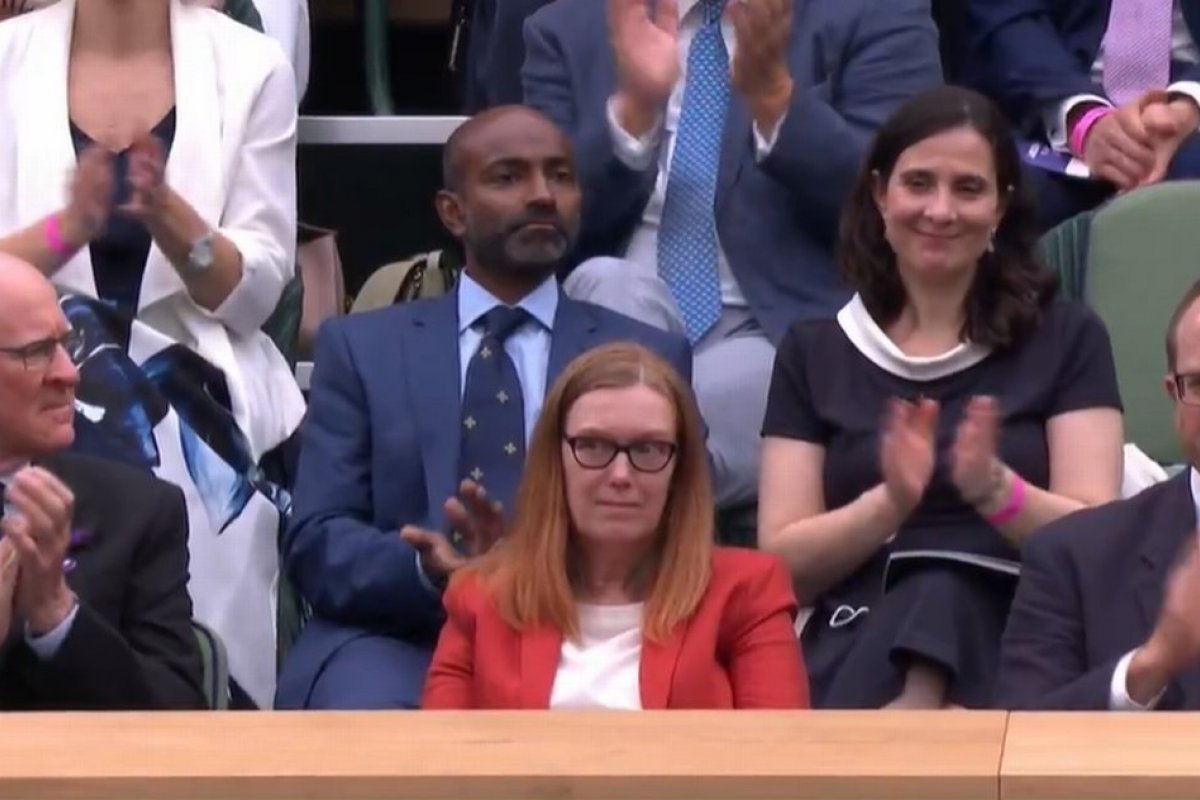 Líder das pesquisas da AstraZeneca é aplaudida de pé durante abertura do torneio de Wimbledon