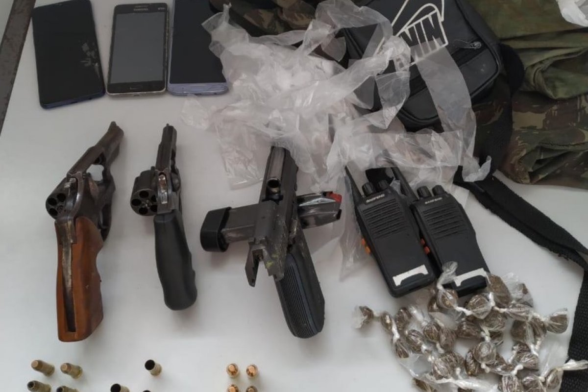Três homens são presos e um adolescente é detido em ações policiais em Alagoinhas e Porto Seguro
